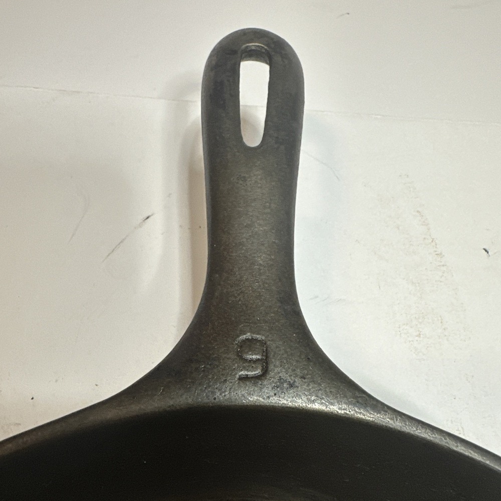 Unmarked Wagner Ware Cast Iron 9 Inch Skillet W - Picture 6 of 6